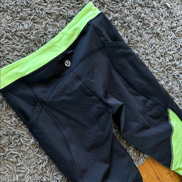 Lululemon Run Mod Moves Crop or Speed Up Crop in Black & Zippy Neon Green Size 2 - Picture 7 of 10